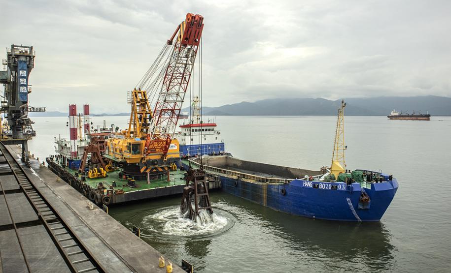 Os berços do Porto de Paranaguá começam a ser dragados por um draga mecânica, nesta sexta-feira (6). Esta é a primeira vez que uma “Clamshell” realiza obras nos portos paranaenses. A diferença entre essa e as embarcações comuns na realização desse serviço marítimo, no Estado, é a precisão e a segurança para dragar mais próximo ao costado.