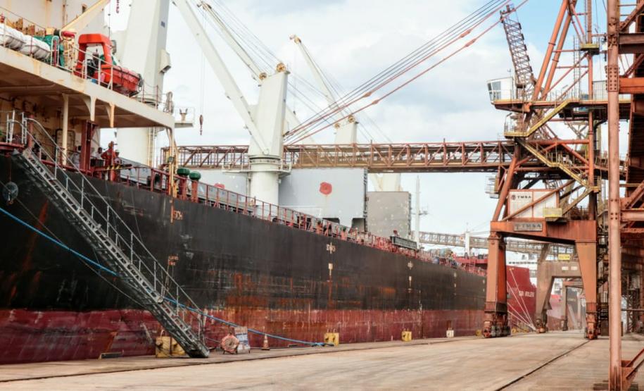 O Porto de Paranaguá embarca a primeira carga de “farelo” produzido pelo processamento do milho para o etanol. Conhecido no mercado como DDGS, a operação será um teste para que o produto passe a entrar na rotina das exportações paranaenses a granel. Neste primeiro lote, 27,5 mil toneladas serão levadas ao Reino Unido, Inglaterra, pelo navio Interlink Acuity.