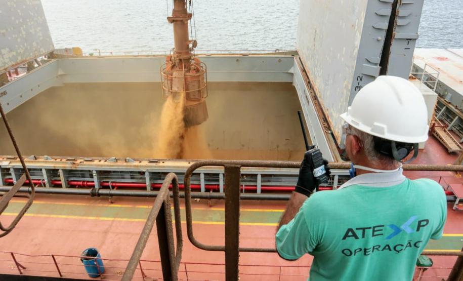 O Porto de Paranaguá embarca a primeira carga de “farelo” produzido pelo processamento do milho para o etanol. Conhecido no mercado como DDGS, a operação será um teste para que o produto passe a entrar na rotina das exportações paranaenses a granel. Neste primeiro lote, 27,5 mil toneladas serão levadas ao Reino Unido, Inglaterra, pelo navio Interlink Acuity.