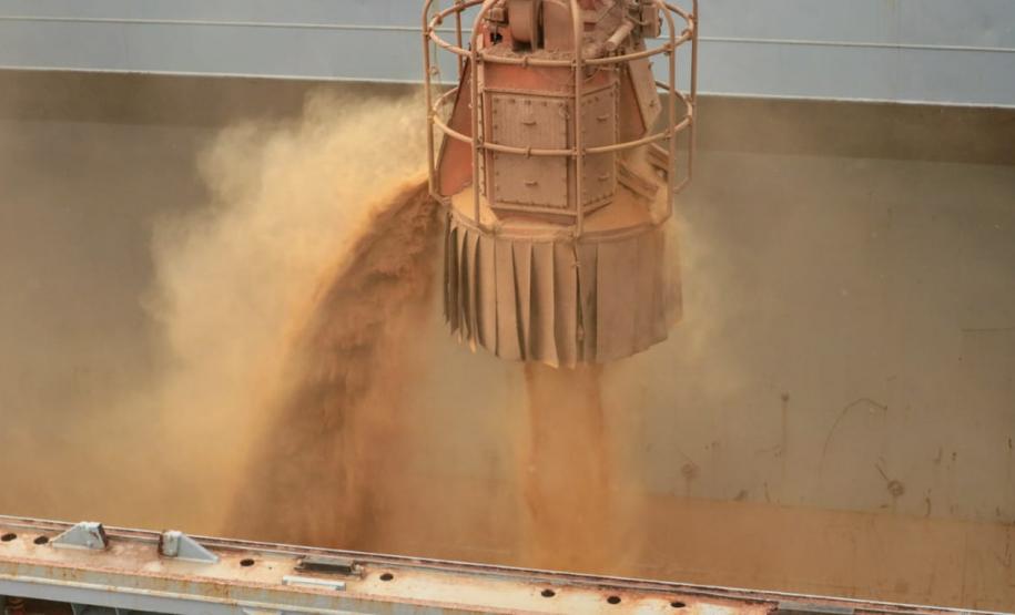 O Porto de Paranaguá embarca a primeira carga de “farelo” produzido pelo processamento do milho para o etanol. Conhecido no mercado como DDGS, a operação será um teste para que o produto passe a entrar na rotina das exportações paranaenses a granel. Neste primeiro lote, 27,5 mil toneladas serão levadas ao Reino Unido, Inglaterra, pelo navio Interlink Acuity.