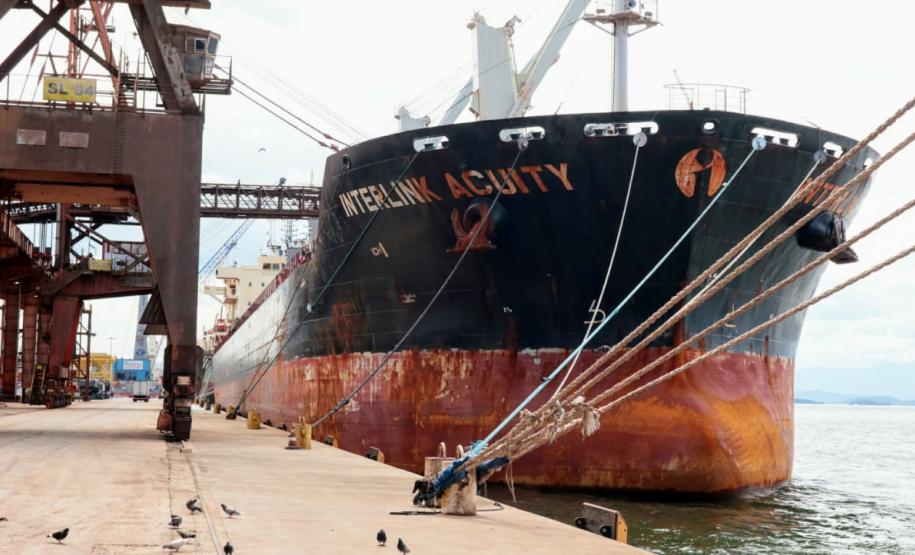 O Porto de Paranaguá embarca a primeira carga de “farelo” produzido pelo processamento do milho para o etanol. Conhecido no mercado como DDGS, a operação será um teste para que o produto passe a entrar na rotina das exportações paranaenses a granel. Neste primeiro lote, 27,5 mil toneladas serão levadas ao Reino Unido, Inglaterra, pelo navio Interlink Acuity.