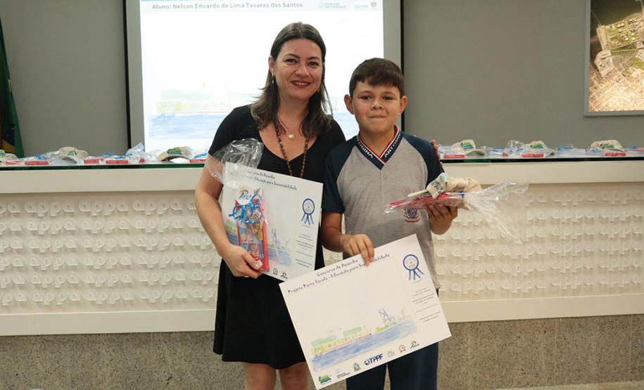 A empresa pública Portos do Paraná acaba de renovar o convênio do Projeto Porto Escola com os municípios de Paranaguá e Antonina. Com o ato desta terça-feira (10), a empresa dá continuidade à atividade que tem como objetivo abrir e aproximar ainda mais o porto da cidade. No programa, isso se dá através da educação. Em cinco anos, já são 9.561 alunos atendidos.