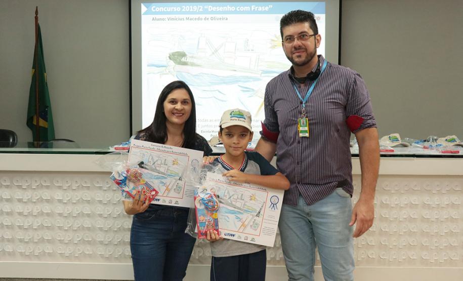 A empresa pública Portos do Paraná acaba de renovar o convênio do Projeto Porto Escola com os municípios de Paranaguá e Antonina. Com o ato desta terça-feira (10), a empresa dá continuidade à atividade que tem como objetivo abrir e aproximar ainda mais o porto da cidade. No programa, isso se dá através da educação. Em cinco anos, já são 9.561 alunos atendidos.