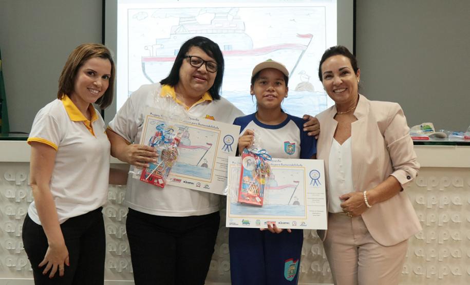 A empresa pública Portos do Paraná acaba de renovar o convênio do Projeto Porto Escola com os municípios de Paranaguá e Antonina. Com o ato desta terça-feira (10), a empresa dá continuidade à atividade que tem como objetivo abrir e aproximar ainda mais o porto da cidade. No programa, isso se dá através da educação. Em cinco anos, já são 9.561 alunos atendidos.