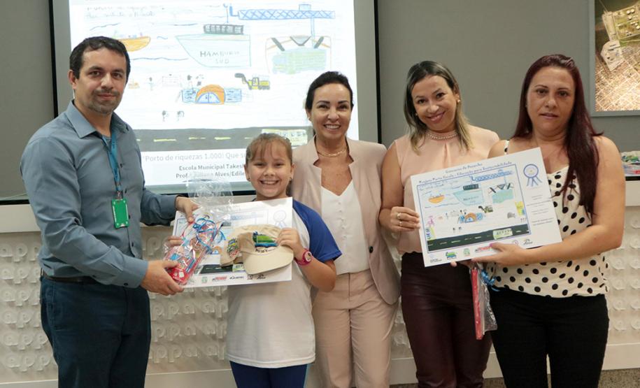 A empresa pública Portos do Paraná acaba de renovar o convênio do Projeto Porto Escola com os municípios de Paranaguá e Antonina. Com o ato desta terça-feira (10), a empresa dá continuidade à atividade que tem como objetivo abrir e aproximar ainda mais o porto da cidade. No programa, isso se dá através da educação. Em cinco anos, já são 9.561 alunos atendidos.