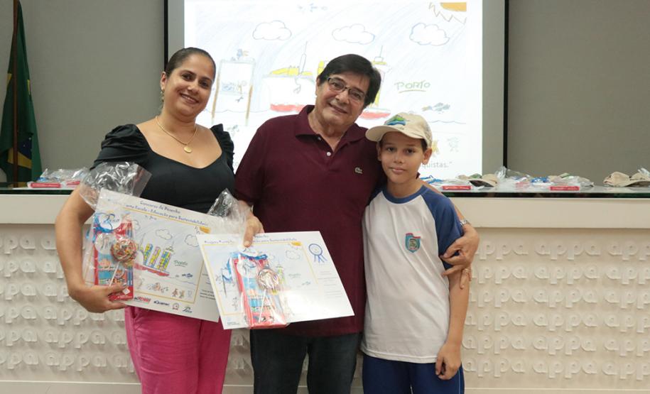 A empresa pública Portos do Paraná acaba de renovar o convênio do Projeto Porto Escola com os municípios de Paranaguá e Antonina. Com o ato desta terça-feira (10), a empresa dá continuidade à atividade que tem como objetivo abrir e aproximar ainda mais o porto da cidade. No programa, isso se dá através da educação. Em cinco anos, já são 9.561 alunos atendidos.