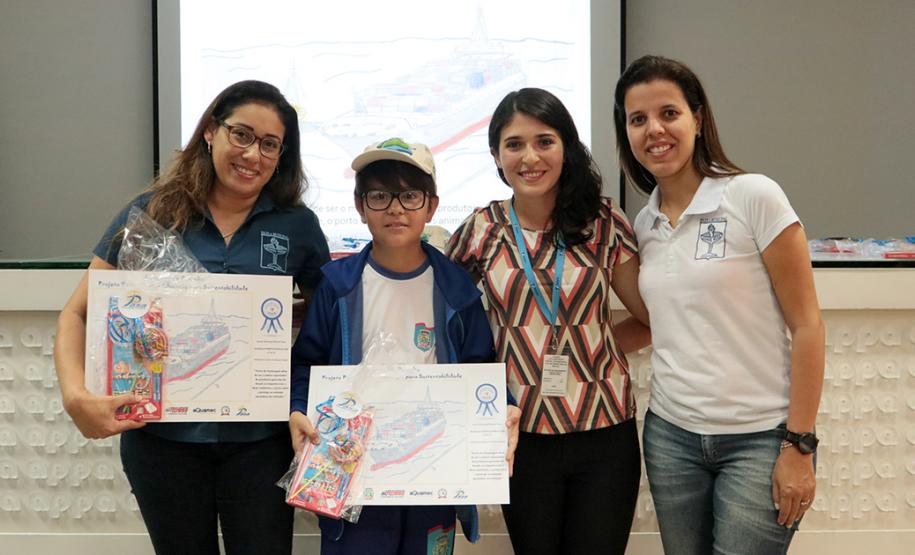 A empresa pública Portos do Paraná acaba de renovar o convênio do Projeto Porto Escola com os municípios de Paranaguá e Antonina. Com o ato desta terça-feira (10), a empresa dá continuidade à atividade que tem como objetivo abrir e aproximar ainda mais o porto da cidade. No programa, isso se dá através da educação. Em cinco anos, já são 9.561 alunos atendidos.