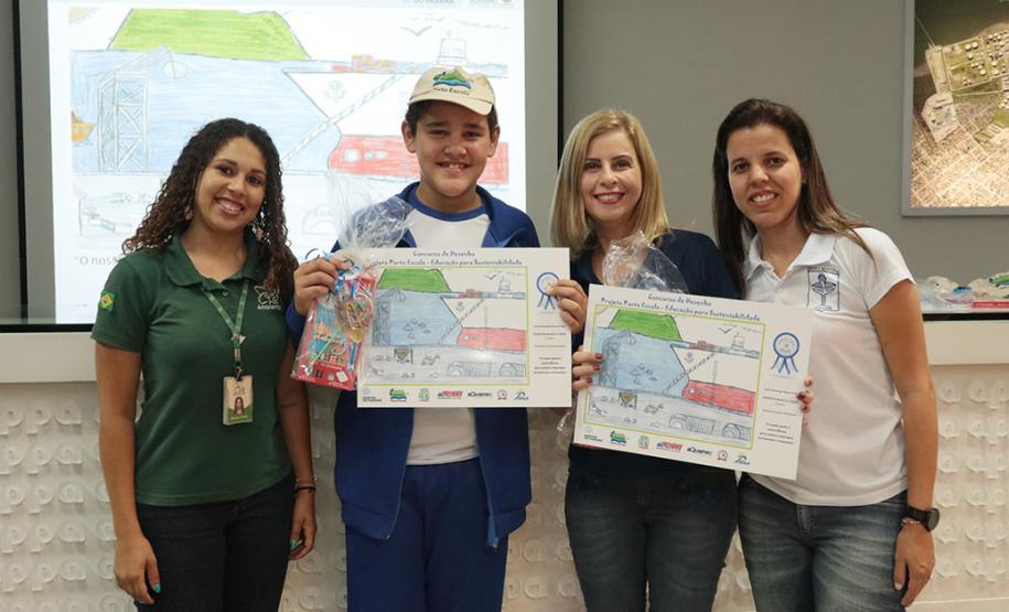 A empresa pública Portos do Paraná acaba de renovar o convênio do Projeto Porto Escola com os municípios de Paranaguá e Antonina. Com o ato desta terça-feira (10), a empresa dá continuidade à atividade que tem como objetivo abrir e aproximar ainda mais o porto da cidade. No programa, isso se dá através da educação. Em cinco anos, já são 9.561 alunos atendidos.