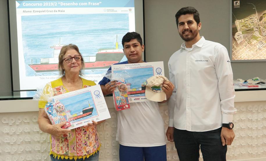 A empresa pública Portos do Paraná acaba de renovar o convênio do Projeto Porto Escola com os municípios de Paranaguá e Antonina. Com o ato desta terça-feira (10), a empresa dá continuidade à atividade que tem como objetivo abrir e aproximar ainda mais o porto da cidade. No programa, isso se dá através da educação. Em cinco anos, já são 9.561 alunos atendidos.