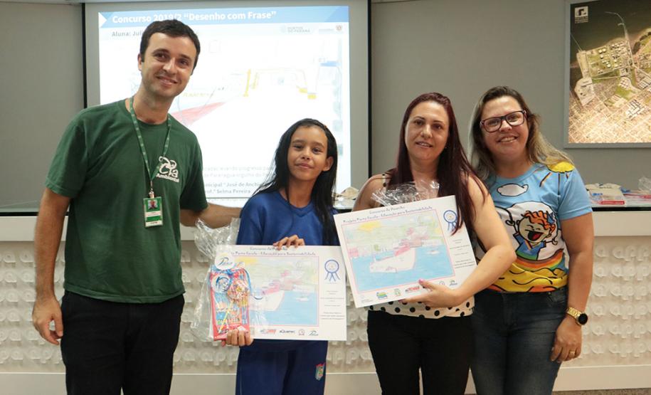 A empresa pública Portos do Paraná acaba de renovar o convênio do Projeto Porto Escola com os municípios de Paranaguá e Antonina. Com o ato desta terça-feira (10), a empresa dá continuidade à atividade que tem como objetivo abrir e aproximar ainda mais o porto da cidade. No programa, isso se dá através da educação. Em cinco anos, já são 9.561 alunos atendidos.