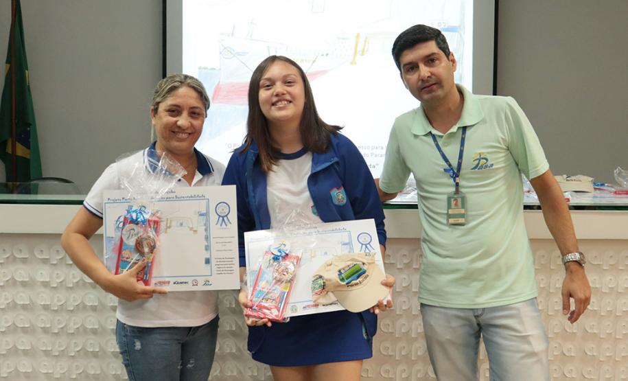 A empresa pública Portos do Paraná acaba de renovar o convênio do Projeto Porto Escola com os municípios de Paranaguá e Antonina. Com o ato desta terça-feira (10), a empresa dá continuidade à atividade que tem como objetivo abrir e aproximar ainda mais o porto da cidade. No programa, isso se dá através da educação. Em cinco anos, já são 9.561 alunos atendidos.