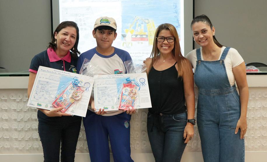 A empresa pública Portos do Paraná acaba de renovar o convênio do Projeto Porto Escola com os municípios de Paranaguá e Antonina. Com o ato desta terça-feira (10), a empresa dá continuidade à atividade que tem como objetivo abrir e aproximar ainda mais o porto da cidade. No programa, isso se dá através da educação. Em cinco anos, já são 9.561 alunos atendidos.