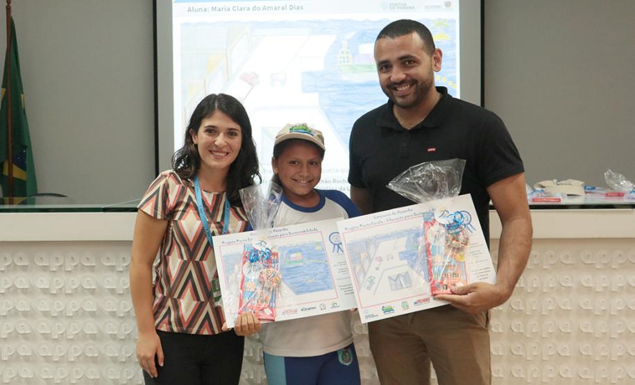 A empresa pública Portos do Paraná acaba de renovar o convênio do Projeto Porto Escola com os municípios de Paranaguá e Antonina. Com o ato desta terça-feira (10), a empresa dá continuidade à atividade que tem como objetivo abrir e aproximar ainda mais o porto da cidade. No programa, isso se dá através da educação. Em cinco anos, já são 9.561 alunos atendidos.