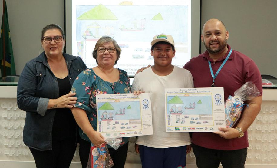 A empresa pública Portos do Paraná acaba de renovar o convênio do Projeto Porto Escola com os municípios de Paranaguá e Antonina. Com o ato desta terça-feira (10), a empresa dá continuidade à atividade que tem como objetivo abrir e aproximar ainda mais o porto da cidade. No programa, isso se dá através da educação. Em cinco anos, já são 9.561 alunos atendidos.