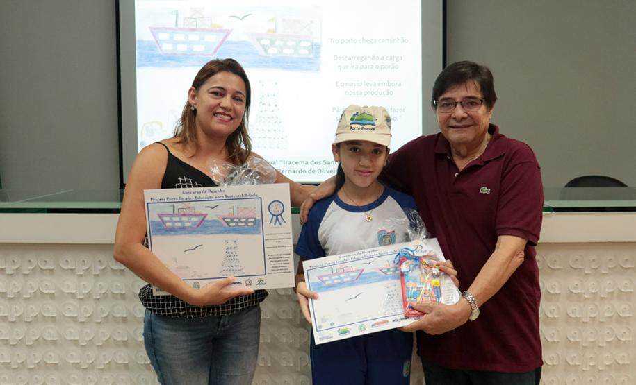 A empresa pública Portos do Paraná acaba de renovar o convênio do Projeto Porto Escola com os municípios de Paranaguá e Antonina. Com o ato desta terça-feira (10), a empresa dá continuidade à atividade que tem como objetivo abrir e aproximar ainda mais o porto da cidade. No programa, isso se dá através da educação. Em cinco anos, já são 9.561 alunos atendidos.