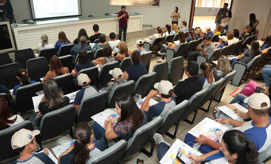 A empresa pública Portos do Paraná acaba de renovar o convênio do Projeto Porto Escola com os municípios de Paranaguá e Antonina. Com o ato desta terça-feira (10), a empresa dá continuidade à atividade que tem como objetivo abrir e aproximar ainda mais o porto da cidade. No programa, isso se dá através da educação. Em cinco anos, já são 9.561 alunos atendidos.