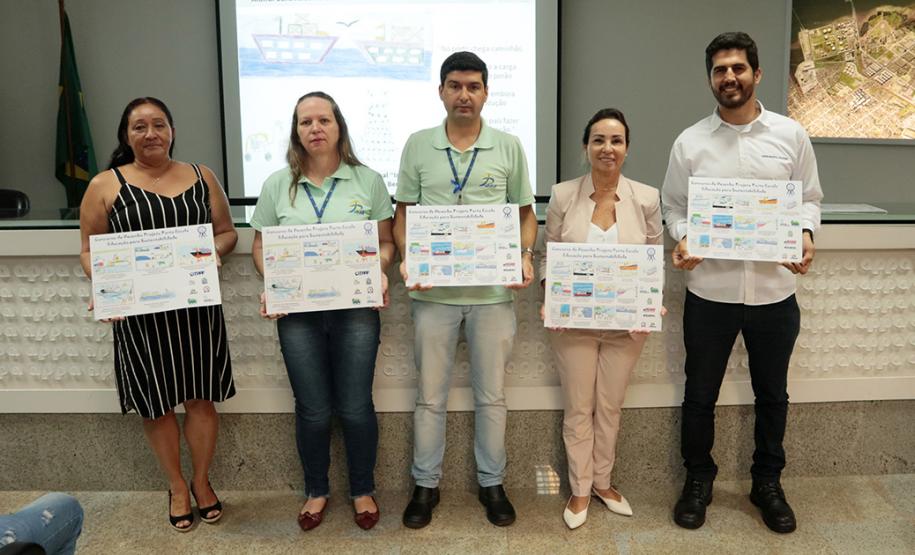 A empresa pública Portos do Paraná acaba de renovar o convênio do Projeto Porto Escola com os municípios de Paranaguá e Antonina. Com o ato desta terça-feira (10), a empresa dá continuidade à atividade que tem como objetivo abrir e aproximar ainda mais o porto da cidade. No programa, isso se dá através da educação. Em cinco anos, já são 9.561 alunos atendidos.