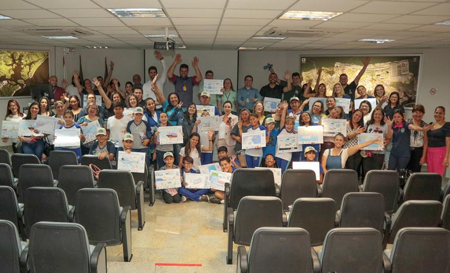 A empresa pública Portos do Paraná acaba de renovar o convênio do Projeto Porto Escola com os municípios de Paranaguá e Antonina. Com o ato desta terça-feira (10), a empresa dá continuidade à atividade que tem como objetivo abrir e aproximar ainda mais o porto da cidade. No programa, isso se dá através da educação. Em cinco anos, já são 9.561 alunos atendidos.