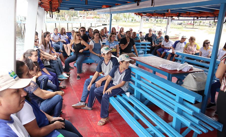 A empresa pública Portos do Paraná acaba de renovar o convênio do Projeto Porto Escola com os municípios de Paranaguá e Antonina. Com o ato desta terça-feira (10), a empresa dá continuidade à atividade que tem como objetivo abrir e aproximar ainda mais o porto da cidade. No programa, isso se dá através da educação. Em cinco anos, já são 9.561 alunos atendidos.