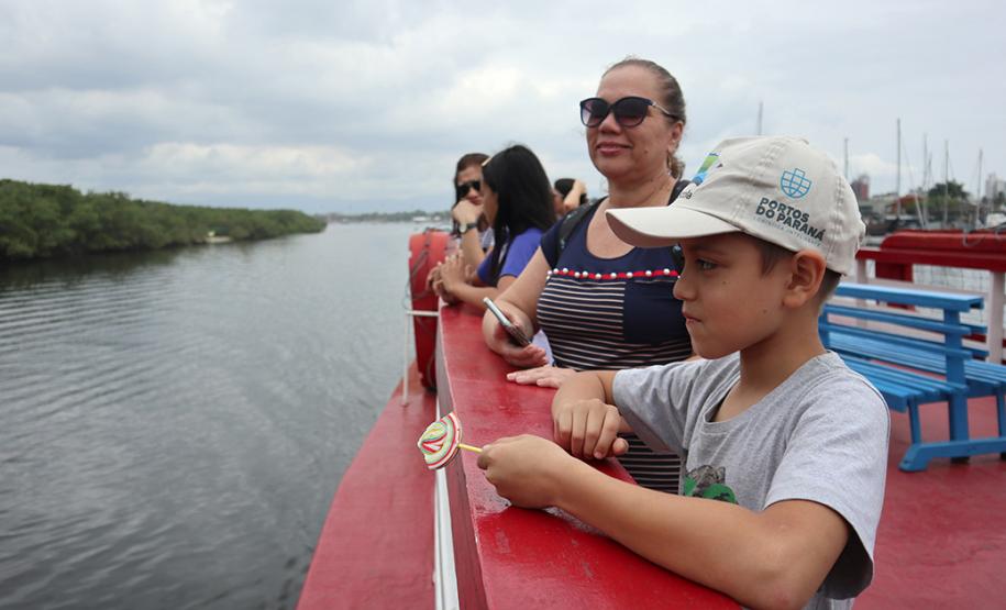 A empresa pública Portos do Paraná acaba de renovar o convênio do Projeto Porto Escola com os municípios de Paranaguá e Antonina. Com o ato desta terça-feira (10), a empresa dá continuidade à atividade que tem como objetivo abrir e aproximar ainda mais o porto da cidade. No programa, isso se dá através da educação. Em cinco anos, já são 9.561 alunos atendidos.