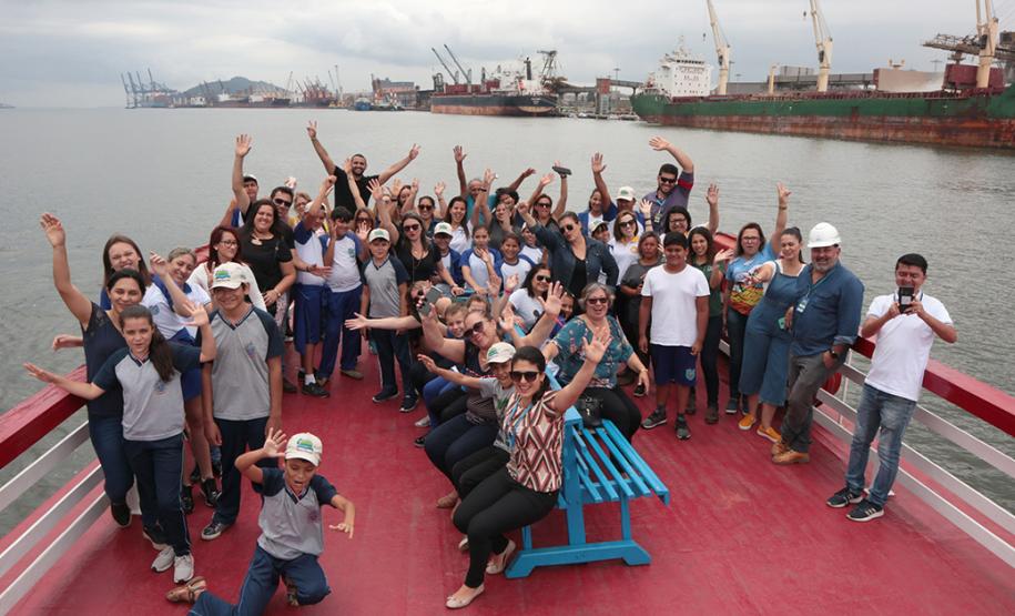 A empresa pública Portos do Paraná acaba de renovar o convênio do Projeto Porto Escola com os municípios de Paranaguá e Antonina. Com o ato desta terça-feira (10), a empresa dá continuidade à atividade que tem como objetivo abrir e aproximar ainda mais o porto da cidade. No programa, isso se dá através da educação. Em cinco anos, já são 9.561 alunos atendidos.