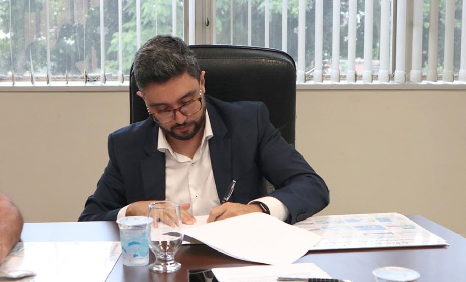 A empresa pública Portos do Paraná acaba de renovar o convênio do Projeto Porto Escola com os municípios de Paranaguá e Antonina. Com o ato desta terça-feira (10), a empresa dá continuidade à atividade que tem como objetivo abrir e aproximar ainda mais o porto da cidade. No programa, isso se dá através da educação. Em cinco anos, já são 9.561 alunos atendidos.