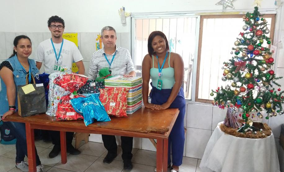 Empregados da empresa pública entregaram 174 presentes para crianças, jovens e idosos carentes em Paranaguá e Antonina. O Natal Solidário da empresa pública arrecadou brinquedos, bicicletas, instrumentos musicais, roupas e sapatos para fazer a festa de quem mais precisava.