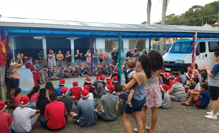 Empregados da empresa pública entregaram 174 presentes para crianças, jovens e idosos carentes em Paranaguá e Antonina. O Natal Solidário da empresa pública arrecadou brinquedos, bicicletas, instrumentos musicais, roupas e sapatos para fazer a festa de quem mais precisava.