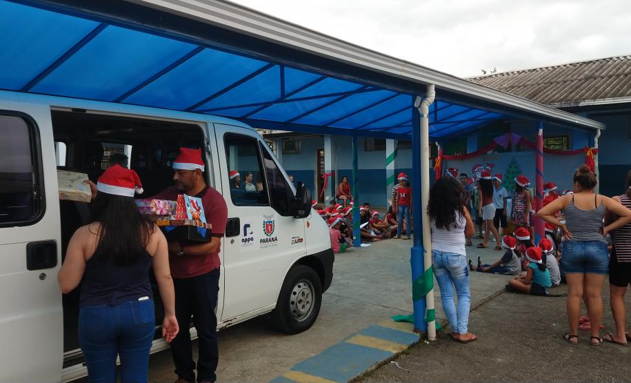 Empregados da empresa pública entregaram 174 presentes para crianças, jovens e idosos carentes em Paranaguá e Antonina. O Natal Solidário da empresa pública arrecadou brinquedos, bicicletas, instrumentos musicais, roupas e sapatos para fazer a festa de quem mais precisava.