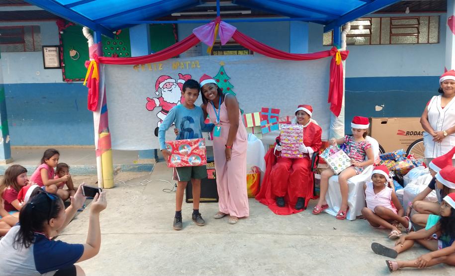 Empregados da empresa pública entregaram 174 presentes para crianças, jovens e idosos carentes em Paranaguá e Antonina. O Natal Solidário da empresa pública arrecadou brinquedos, bicicletas, instrumentos musicais, roupas e sapatos para fazer a festa de quem mais precisava.