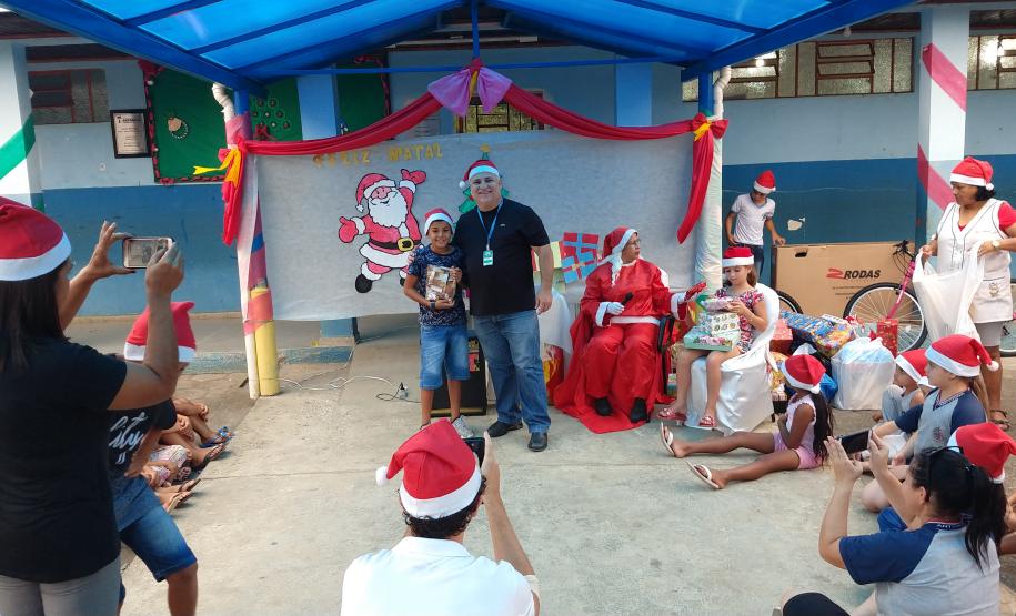 Empregados da empresa pública entregaram 174 presentes para crianças, jovens e idosos carentes em Paranaguá e Antonina. O Natal Solidário da empresa pública arrecadou brinquedos, bicicletas, instrumentos musicais, roupas e sapatos para fazer a festa de quem mais precisava.