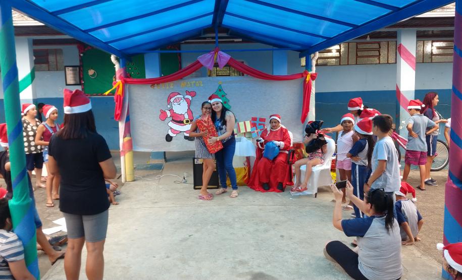 Empregados da empresa pública entregaram 174 presentes para crianças, jovens e idosos carentes em Paranaguá e Antonina. O Natal Solidário da empresa pública arrecadou brinquedos, bicicletas, instrumentos musicais, roupas e sapatos para fazer a festa de quem mais precisava.