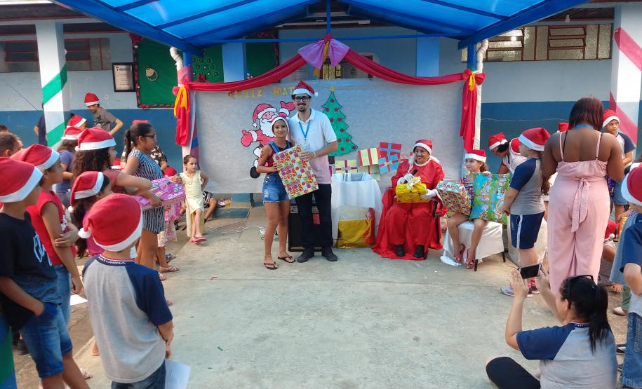 Empregados da empresa pública entregaram 174 presentes para crianças, jovens e idosos carentes em Paranaguá e Antonina. O Natal Solidário da empresa pública arrecadou brinquedos, bicicletas, instrumentos musicais, roupas e sapatos para fazer a festa de quem mais precisava.