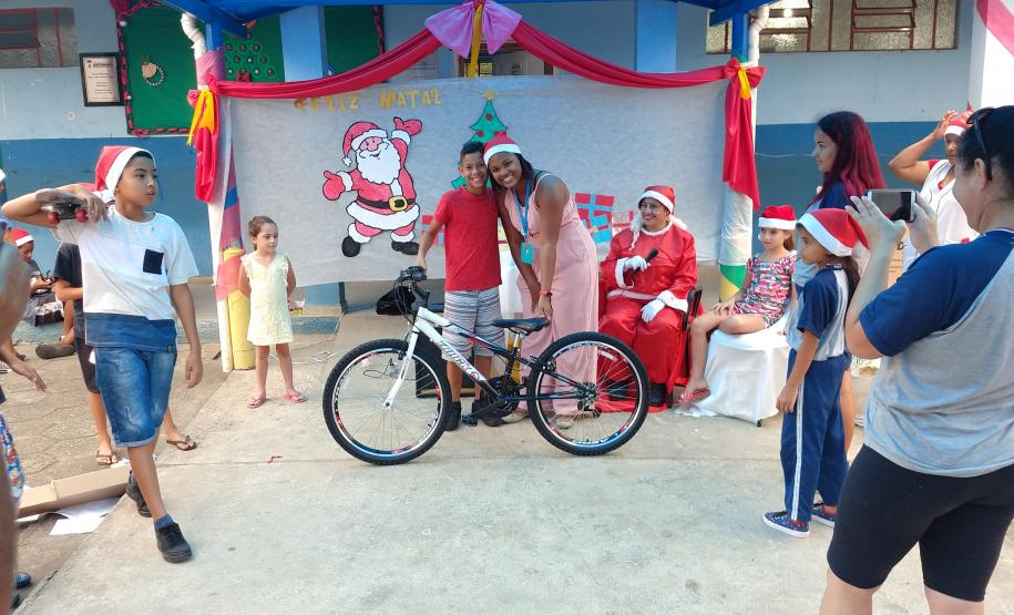 Empregados da empresa pública entregaram 174 presentes para crianças, jovens e idosos carentes em Paranaguá e Antonina. O Natal Solidário da empresa pública arrecadou brinquedos, bicicletas, instrumentos musicais, roupas e sapatos para fazer a festa de quem mais precisava.