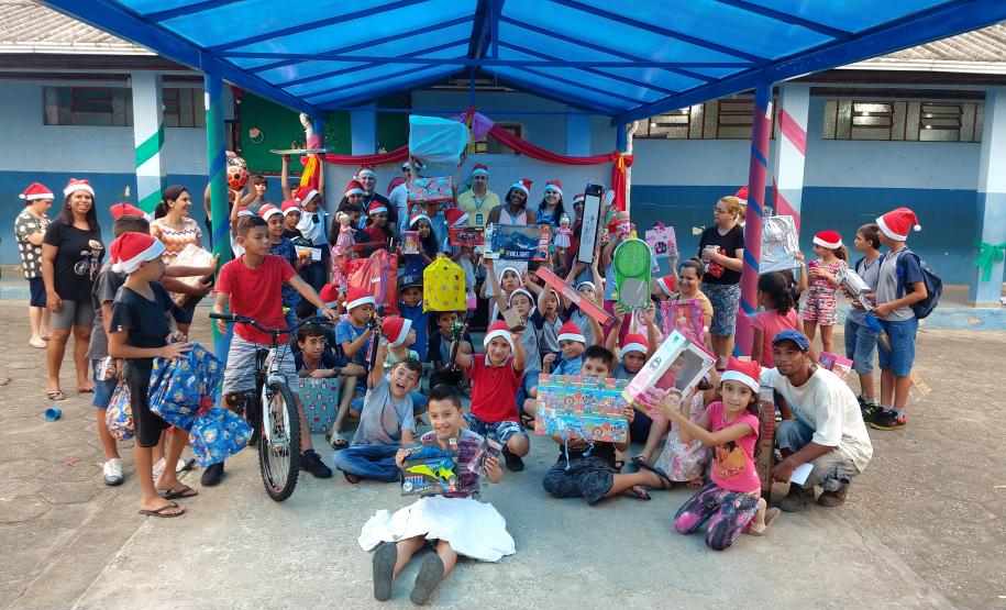 Empregados da empresa pública entregaram 174 presentes para crianças, jovens e idosos carentes em Paranaguá e Antonina. O Natal Solidário da empresa pública arrecadou brinquedos, bicicletas, instrumentos musicais, roupas e sapatos para fazer a festa de quem mais precisava.