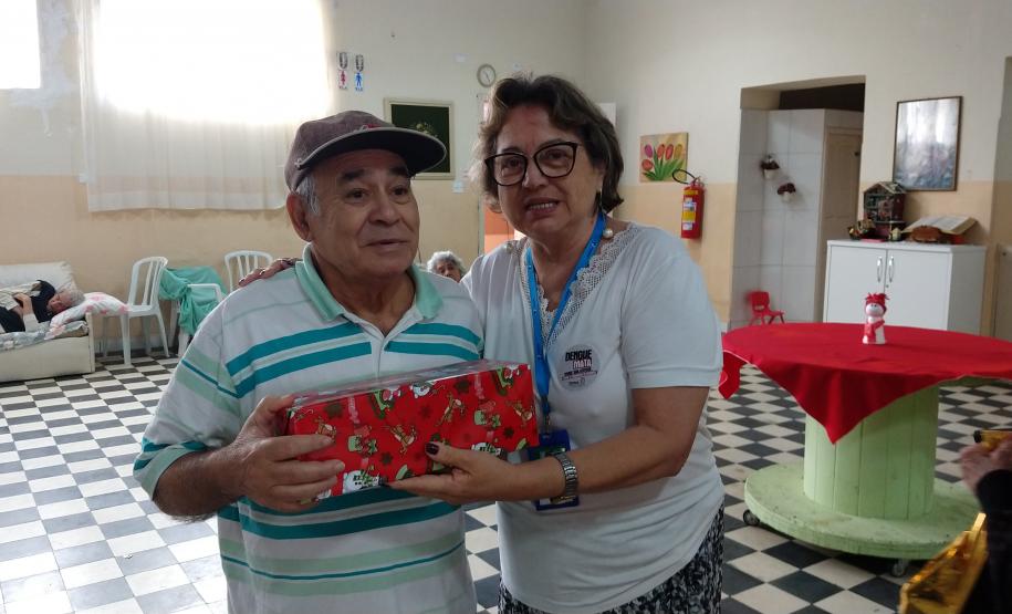 Empregados da empresa pública entregaram 174 presentes para crianças, jovens e idosos carentes em Paranaguá e Antonina. O Natal Solidário da empresa pública arrecadou brinquedos, bicicletas, instrumentos musicais, roupas e sapatos para fazer a festa de quem mais precisava.