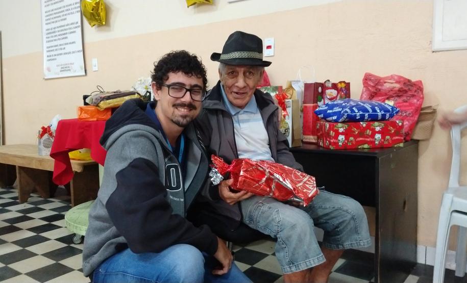 Empregados da empresa pública entregaram 174 presentes para crianças, jovens e idosos carentes em Paranaguá e Antonina. O Natal Solidário da empresa pública arrecadou brinquedos, bicicletas, instrumentos musicais, roupas e sapatos para fazer a festa de quem mais precisava.