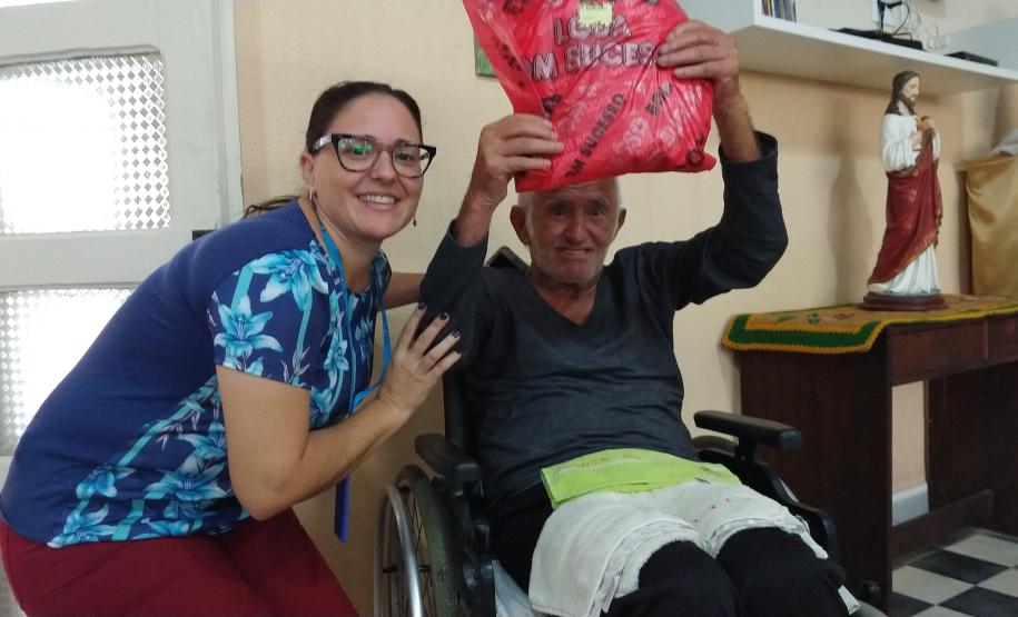 Empregados da empresa pública entregaram 174 presentes para crianças, jovens e idosos carentes em Paranaguá e Antonina. O Natal Solidário da empresa pública arrecadou brinquedos, bicicletas, instrumentos musicais, roupas e sapatos para fazer a festa de quem mais precisava.