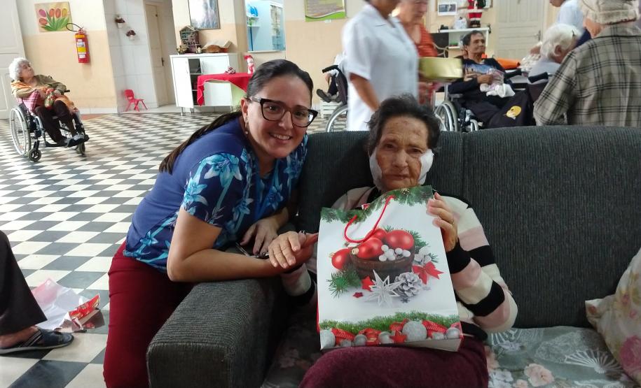 Empregados da empresa pública entregaram 174 presentes para crianças, jovens e idosos carentes em Paranaguá e Antonina. O Natal Solidário da empresa pública arrecadou brinquedos, bicicletas, instrumentos musicais, roupas e sapatos para fazer a festa de quem mais precisava.