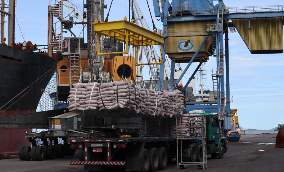 Por Antonina, a movimentação do produto também apresenta alta de 7%. Este ano, de janeiro a novembro, foram quase 49 mil toneladas exportadas por lá. Em 2018, foram 45,5 mil toneladas.