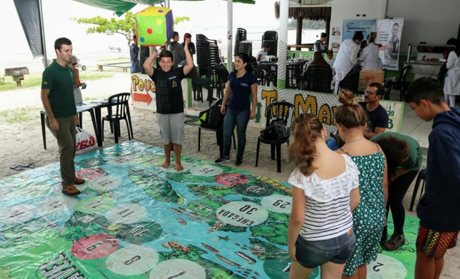 A empresa Portos do Paraná levou a ação a Encantadas. Os moradores tiveram acesso a exames clínicos e vacinação, além de corte de cabelo, aulas de xadrez, orientações sobre qualidade de vida e atividades físicas. A ideia é ampliar o projeto para outras comunidades em 2020.