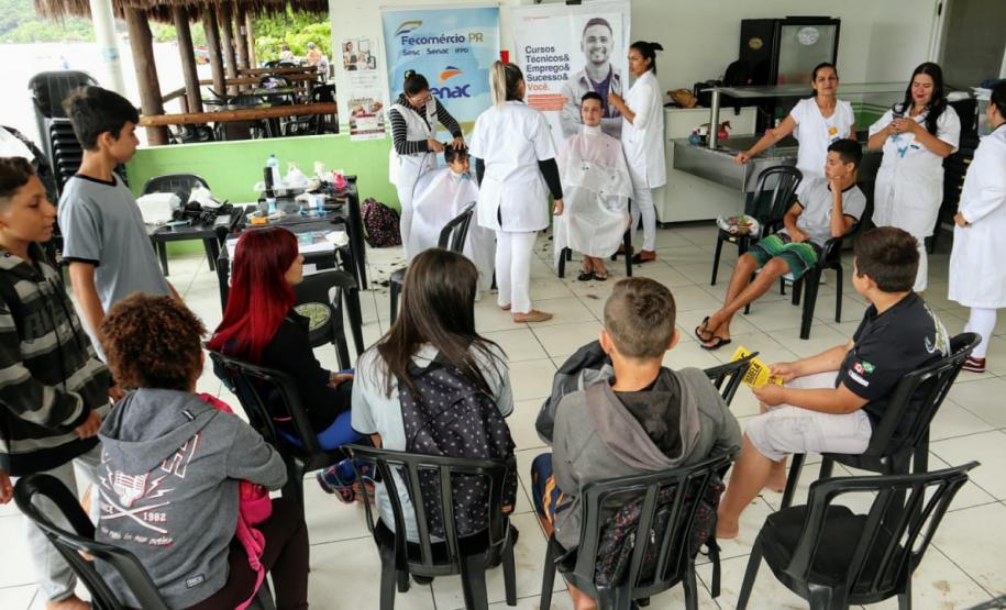 A empresa Portos do Paraná levou pela primeira vez o projeto Porto em Ação para além do continente. A comunidade beneficiada foi a de Encantadas, na Ilha do Mel. Nesta quarta-feira (4), os moradores tiveram acesso a exames clínicos e vacinação, além de corte de cabelo, aulas de xadrez, orientações sobre qualidade de vida e atividades físicas.