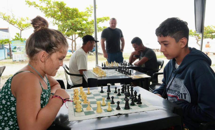 A empresa Portos do Paraná levou pela primeira vez o projeto Porto em Ação para além do continente. A comunidade beneficiada foi a de Encantadas, na Ilha do Mel. Nesta quarta-feira (4), os moradores tiveram acesso a exames clínicos e vacinação, além de corte de cabelo, aulas de xadrez, orientações sobre qualidade de vida e atividades físicas.