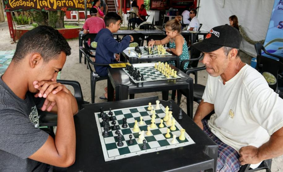 A empresa Portos do Paraná levou a ação a Encantadas. Os moradores tiveram acesso a exames clínicos e vacinação, além de corte de cabelo, aulas de xadrez, orientações sobre qualidade de vida e atividades físicas. A ideia é ampliar o projeto para outras comunidades em 2020.