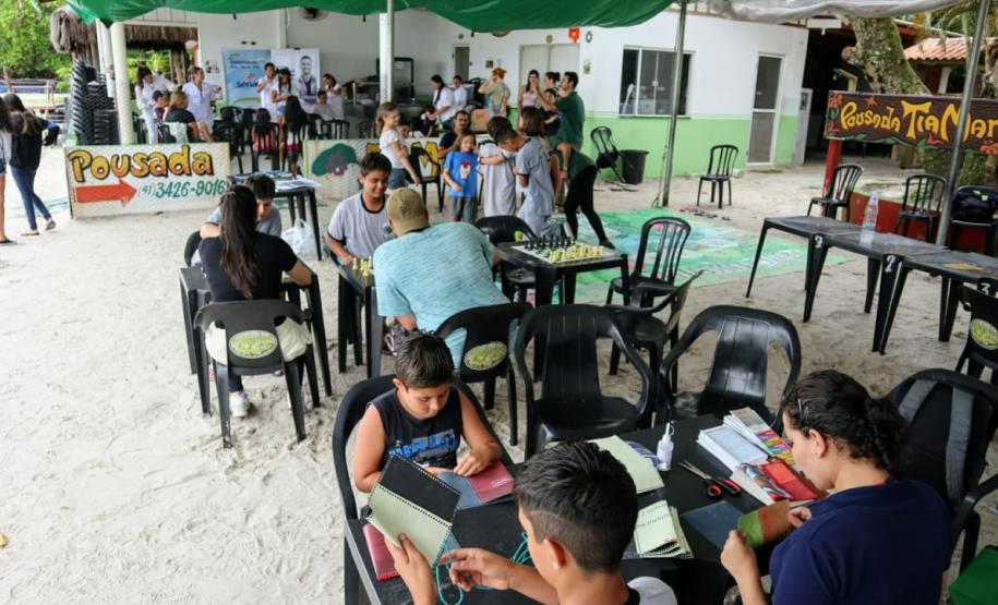 A empresa Portos do Paraná levou a ação a Encantadas. Os moradores tiveram acesso a exames clínicos e vacinação, além de corte de cabelo, aulas de xadrez, orientações sobre qualidade de vida e atividades físicas. A ideia é ampliar o projeto para outras comunidades em 2020.