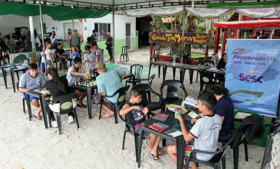 A empresa Portos do Paraná levou pela primeira vez o projeto Porto em Ação para além do continente. A comunidade beneficiada foi a de Encantadas, na Ilha do Mel. Nesta quarta-feira (4), os moradores tiveram acesso a exames clínicos e vacinação, além de corte de cabelo, aulas de xadrez, orientações sobre qualidade de vida e atividades físicas.