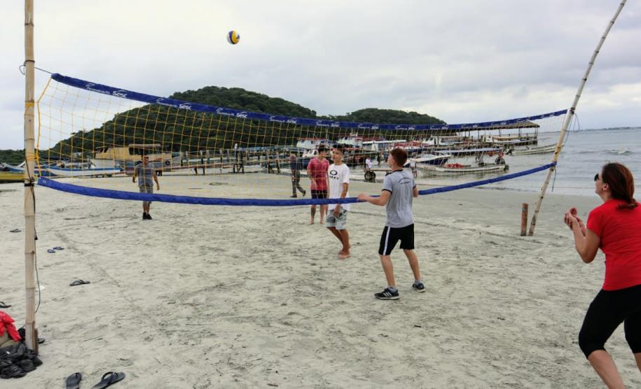 A empresa Portos do Paraná levou a ação a Encantadas. Os moradores tiveram acesso a exames clínicos e vacinação, além de corte de cabelo, aulas de xadrez, orientações sobre qualidade de vida e atividades físicas. A ideia é ampliar o projeto para outras comunidades em 2020.