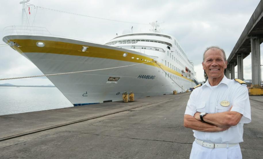 O navio de cruzeiros MS Hamburg está atracado no Porto de Paranaguá, onde permanece até as 19h. A parada turística, que traz 411 passageiros e tripulantes, movimenta o Litoral e a capital do Estado.