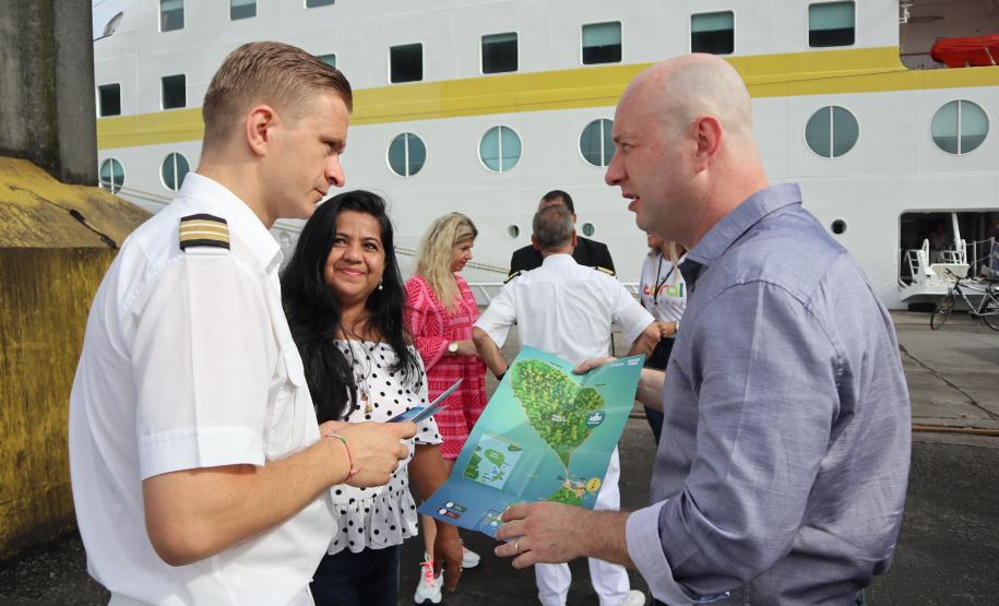 O navio de cruzeiros MS Hamburg está atracado no Porto de Paranaguá, onde permanece até as 19h. A parada turística, que traz 411 passageiros e tripulantes, movimenta o Litoral e a capital do Estado.