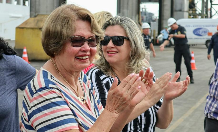 O navio de cruzeiros MS Hamburg está atracado no Porto de Paranaguá, onde permanece até as 19h. A parada turística, que traz 411 passageiros e tripulantes, movimenta o Litoral e a capital do Estado.